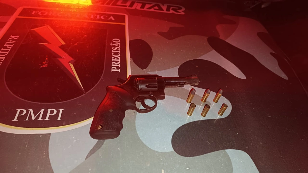 Arma e munições apreendidas com um dos suspeitos