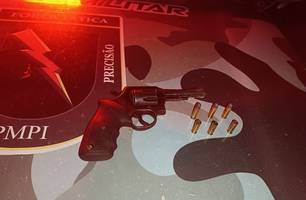 Arma e munições apreendidas com um dos suspeitos (Foto: Reprodução)