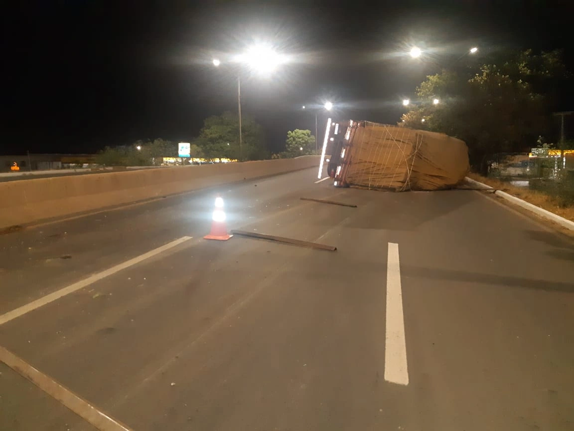 Caminhão carregado de verduras e frutas tomba na BR 316