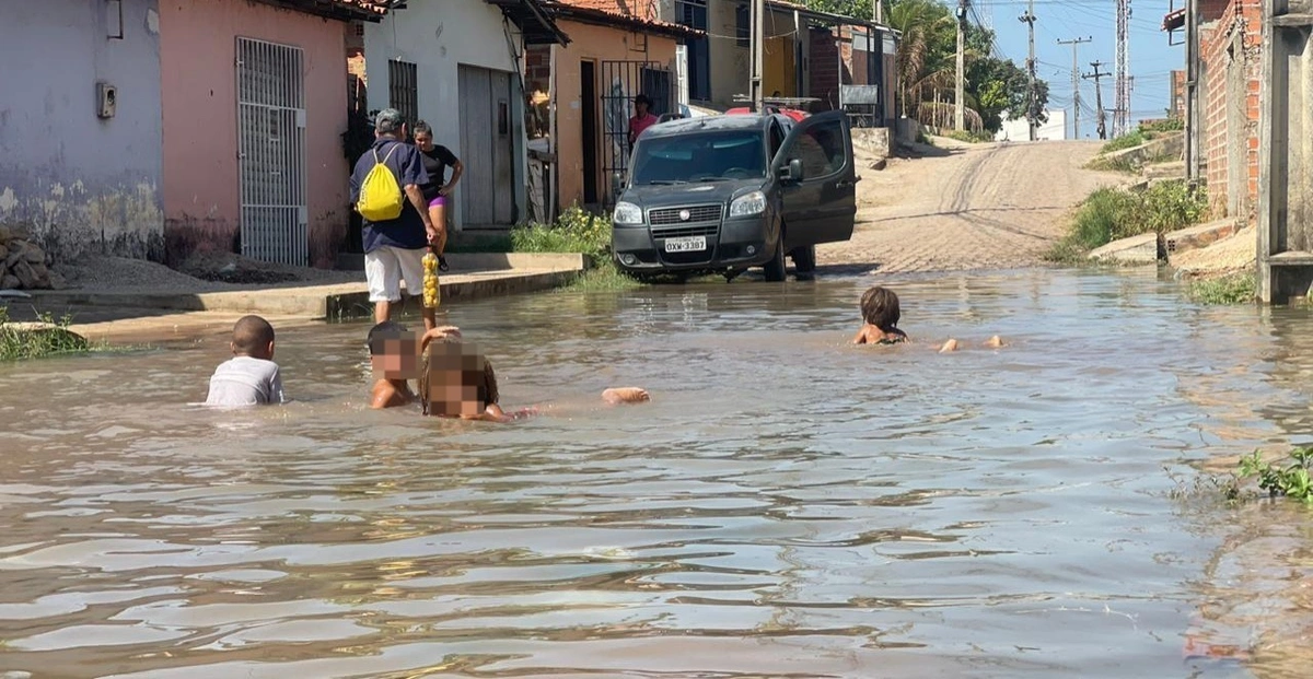 Cano estourado invade casas em bairro na zona Sul