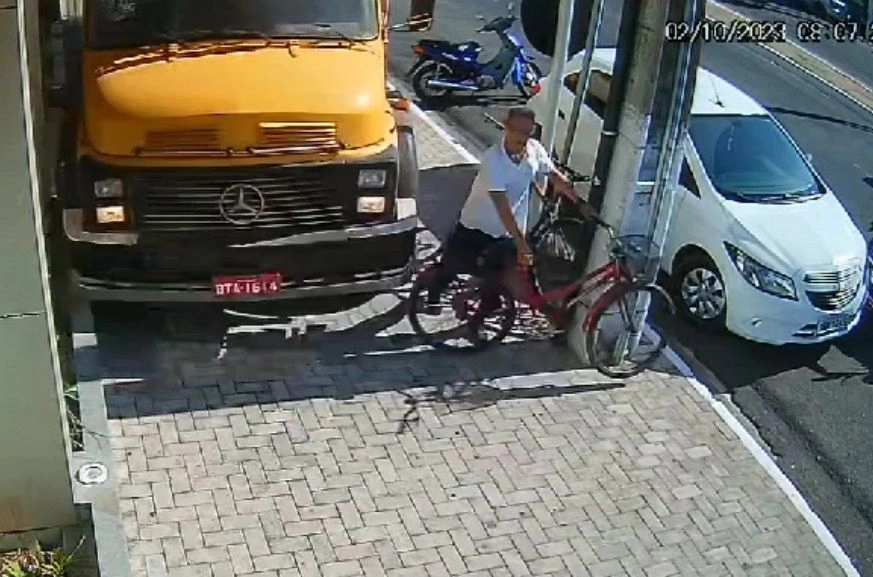 Ciclista escapa da morte por pouco após caminhão invadir calçada em Parnaíba