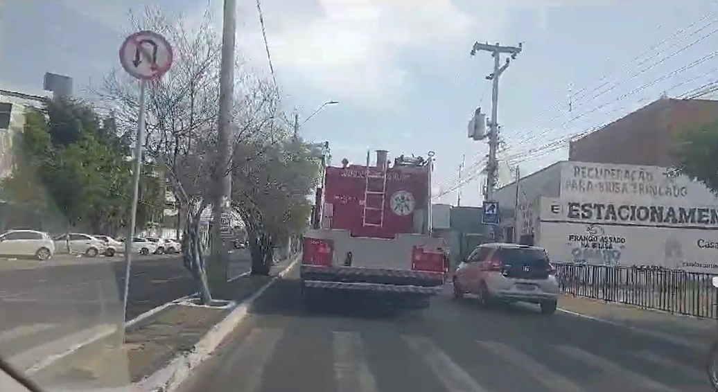 Corpo de bombeiros indo combater o incêndio