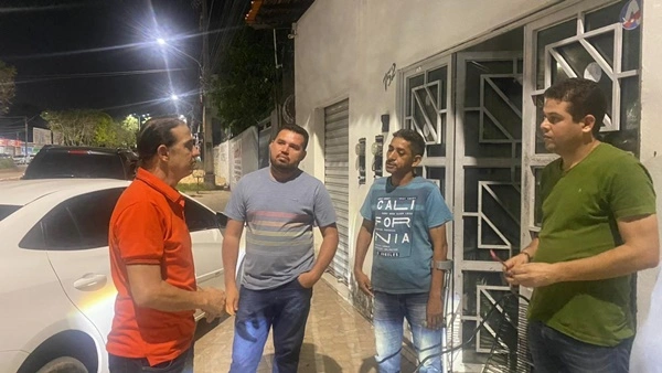 Fábio Gentil (camisa laranja) observado por Pedro Augusto (camisa verde) e amigos em Timon.