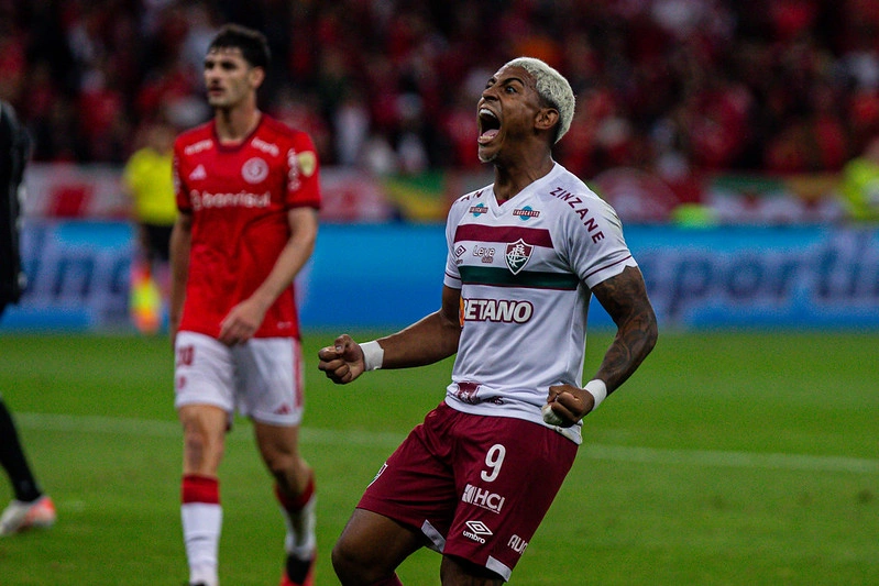Fluminense vira o jogo com gols de John Kennedy e Cano