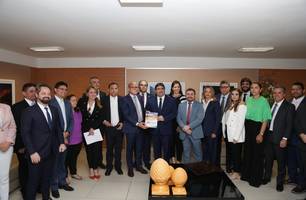 Governador entrega Plano Plurianual na Alepi (Foto: Ascom/Governo do Piauí)
