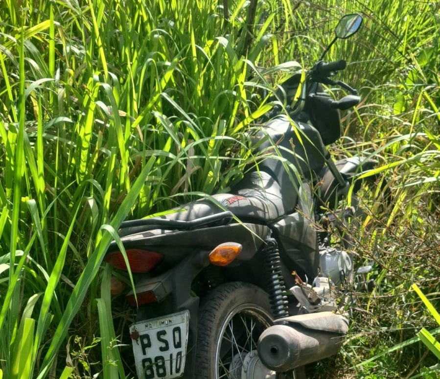 Motocicleta roubada é encontrada por policias dentro de terreno em Teresina