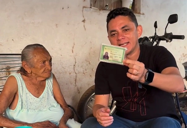Paulo Melo e a idosa Emília