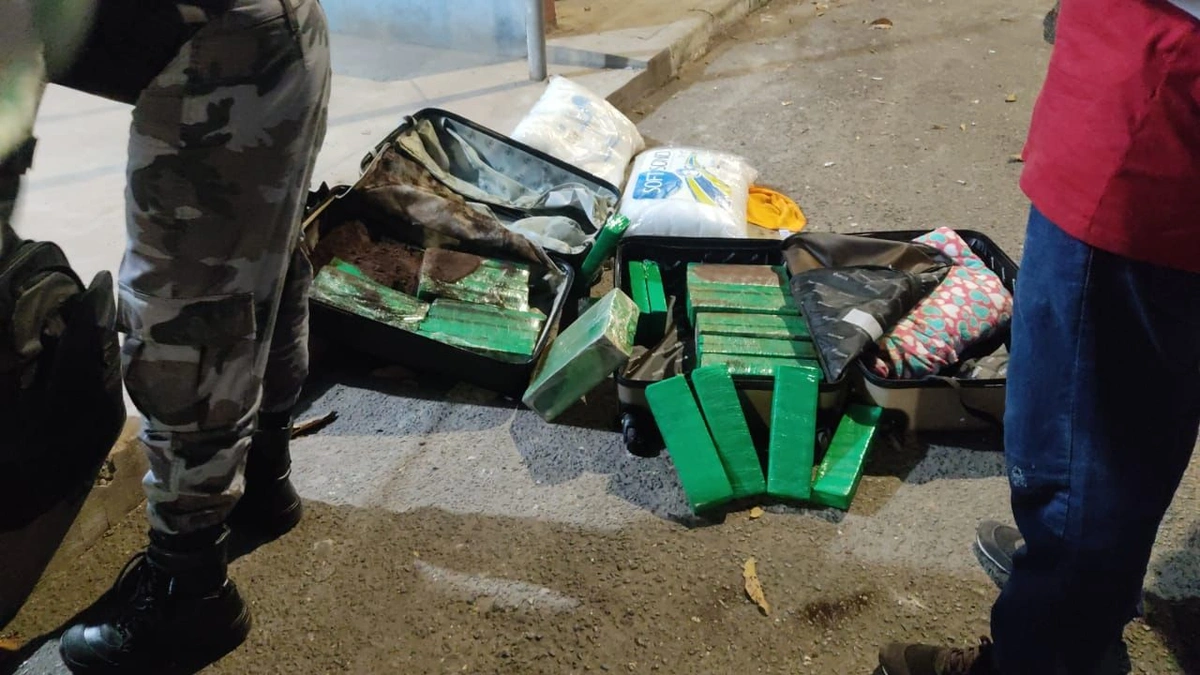 Polícia Militar apreende 41 tabletes de maconha dentro do ônibus em Teresina