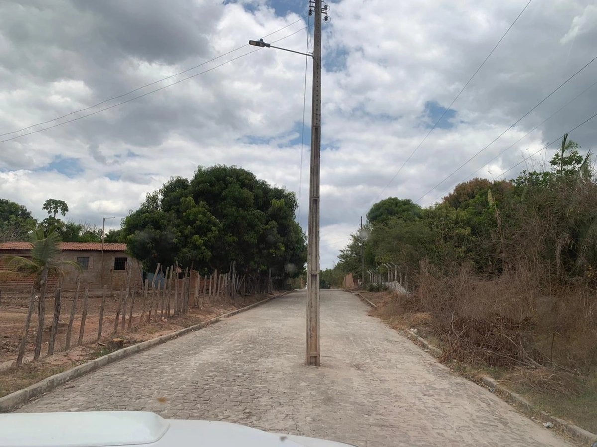 Poste instalado no meio de rua na zona Rural de Teresina
