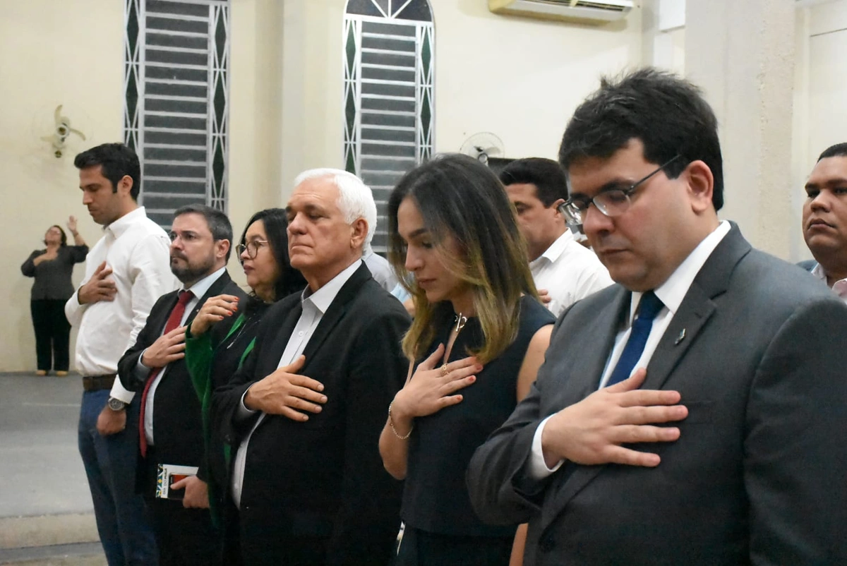 Rafael Fonteles participa de culto em Teresina