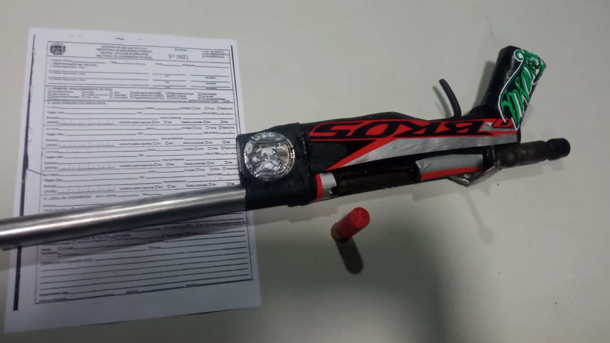 Arma de fogo artesanal deixada para trás pela dupla