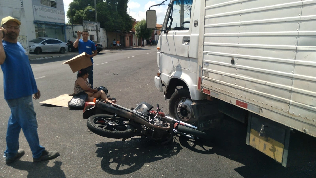 Caminhão colide com motocicleta e deixa mulher ferida