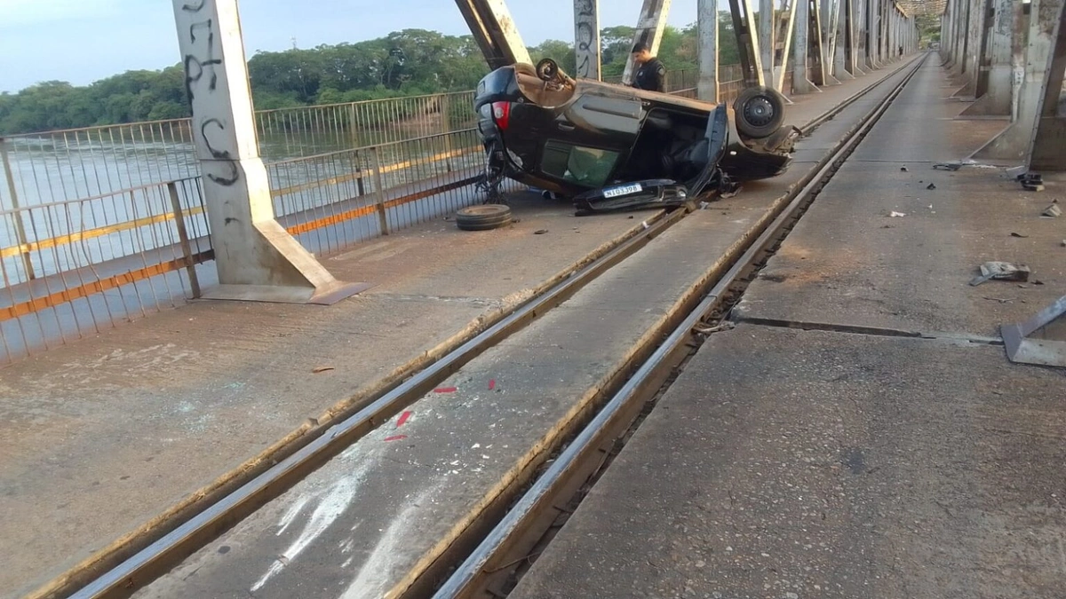 Carro capota na Ponte Metálica