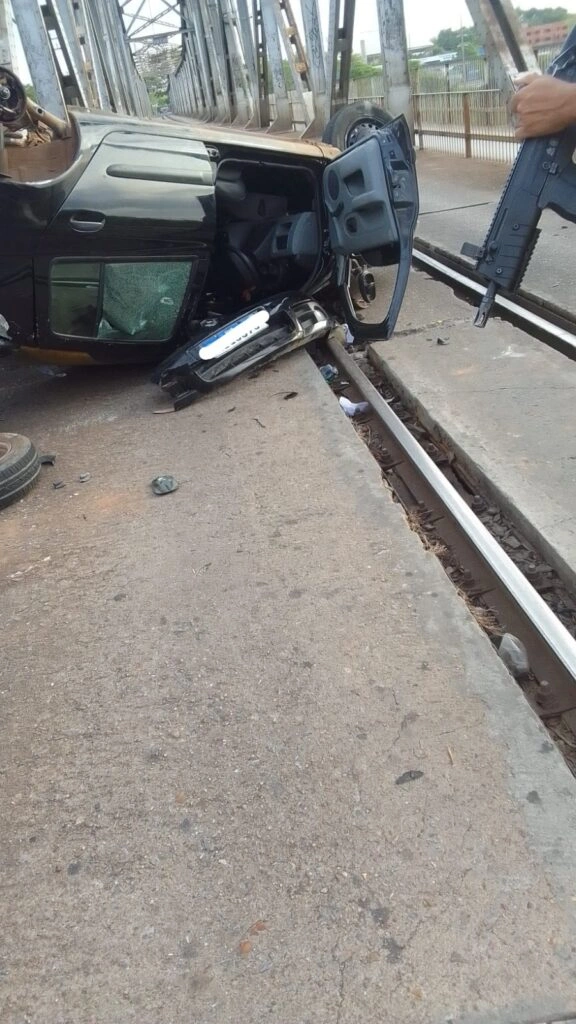 Carro ficou parcialmente destruído