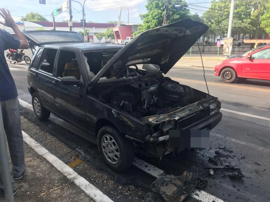 Carro pega fogo e fica completamente destruído