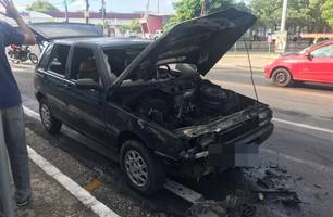 Carro pega fogo e fica completamente destruído (Foto: Gabriel Prado / Conecta Piauí)