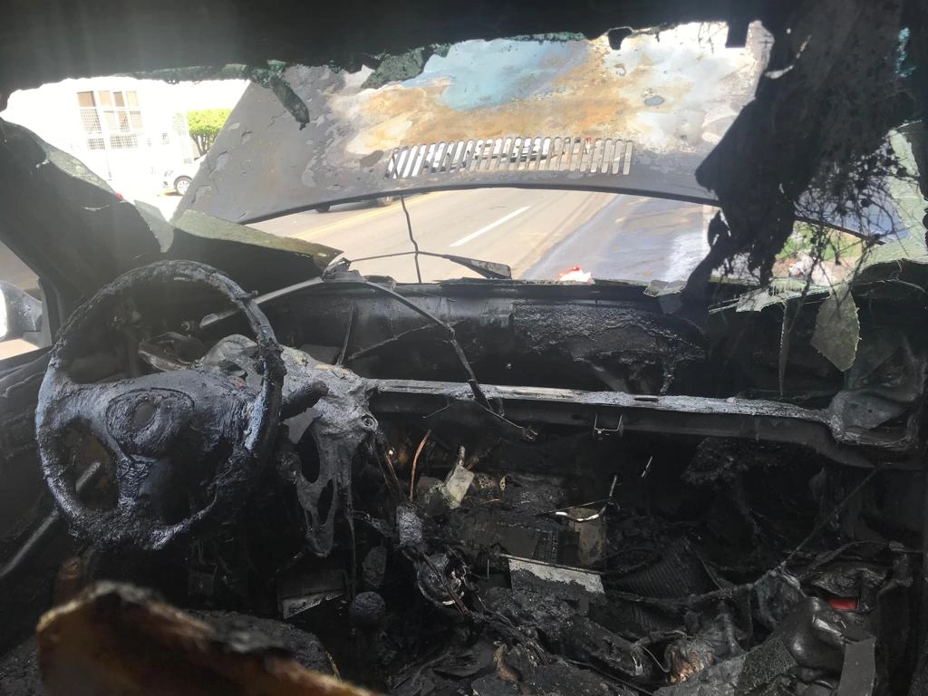 Carro pega fogo e fica completamente destruído
