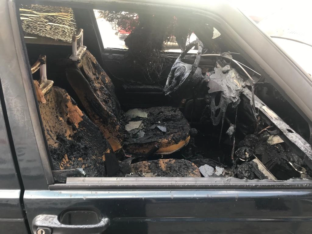 Carro pega fogo e fica completamente destruído