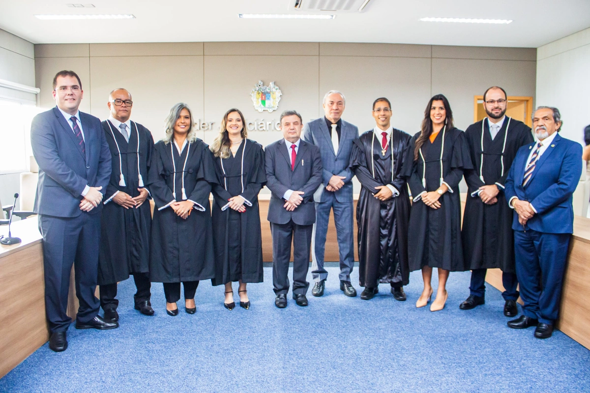 Desembargador Hilo de Almeida empossa seis novos magistrados