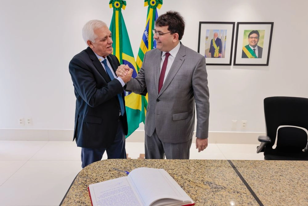 Governador transmite cargo para Themístocles Filho pela 7ª vez e viaja para Dubai