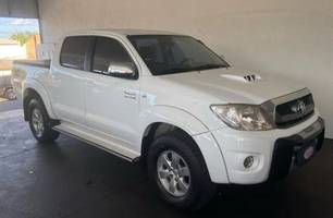 Hilux SW4 SRV 4x4 do ano de 2011 da cor branca (Foto: Reprodução)