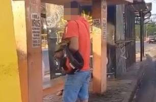 Homem acusado de assediar mulheres em parada de ônibus (Foto: Reprodução)