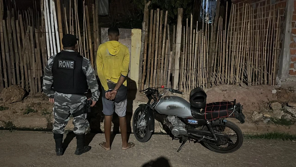 Homem é preso 'empinando moto' roubada na zona Leste de Teresina