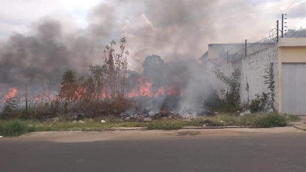 Incêndio por pouco não atinge sede de partido em Timon