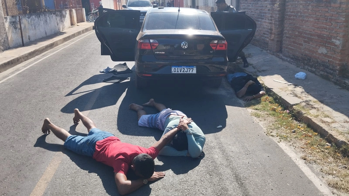 Momento da prisão dos suspeitos