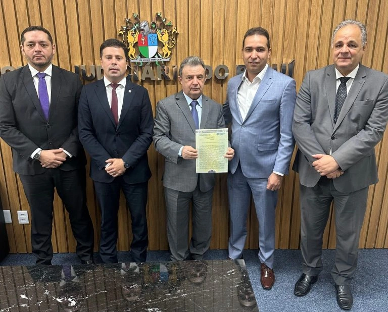 O Termo de Doação foi entregue pelo tabelião Ilimane Fonseca ao presidente do TJ-PI, Des. Hilo de Almeida