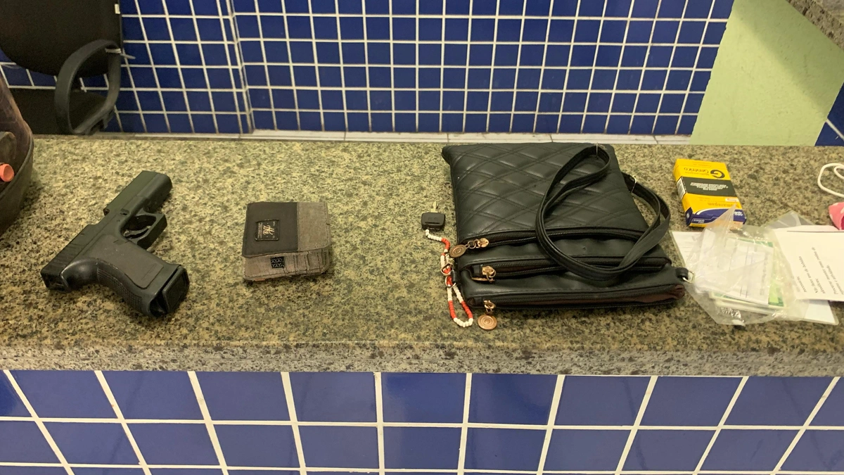 Polícia apreendeu arma e recuperou objetos