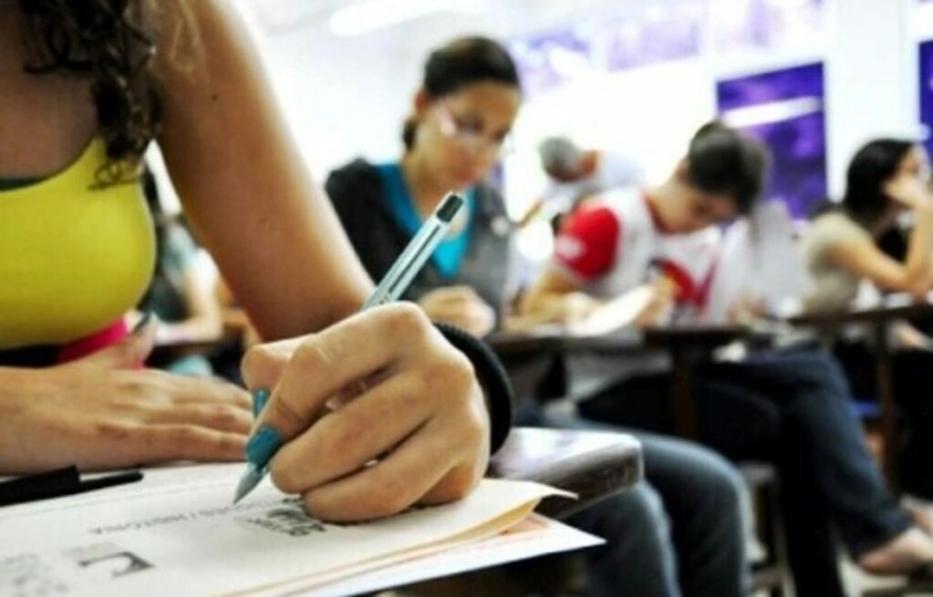 Redação do Enem aborda mulheres e invisibilidade do trabalho de cuidar