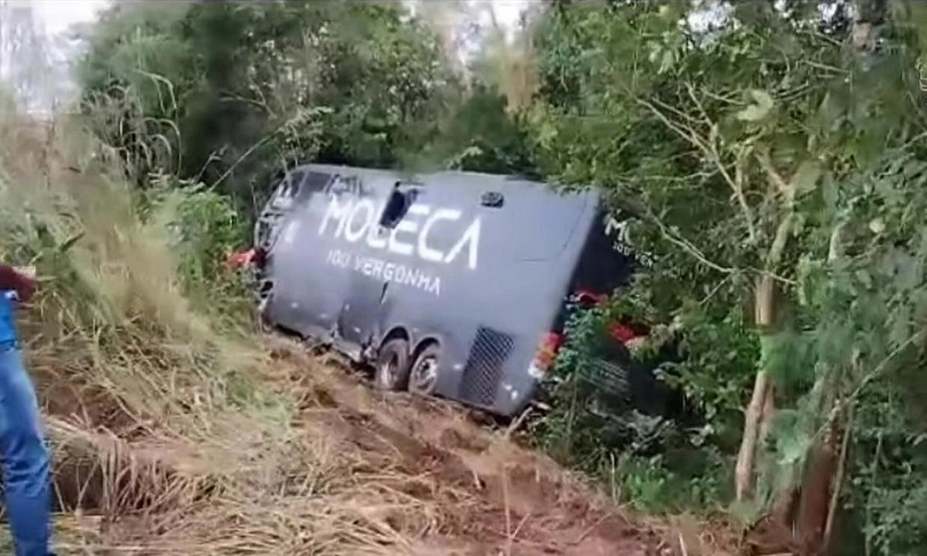 Acidente de ônibus envolvendo a banda Moleca 100 Vergonha deixa um morto