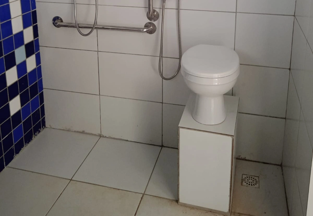 Banheiro adaptado para crianças ostomizadas