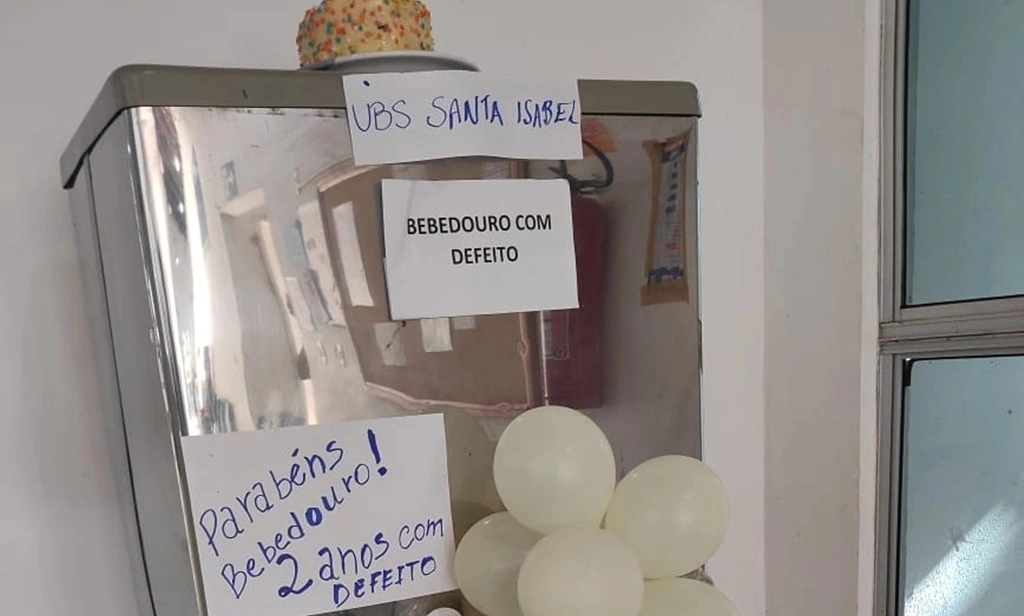 Bebedouro com defeito completa dois anos e recebe festa de aniversário