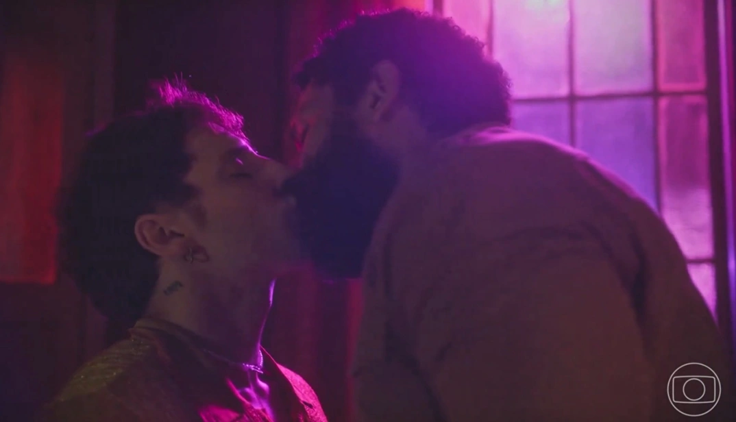 Beijo entre Kelvin e Ramiro