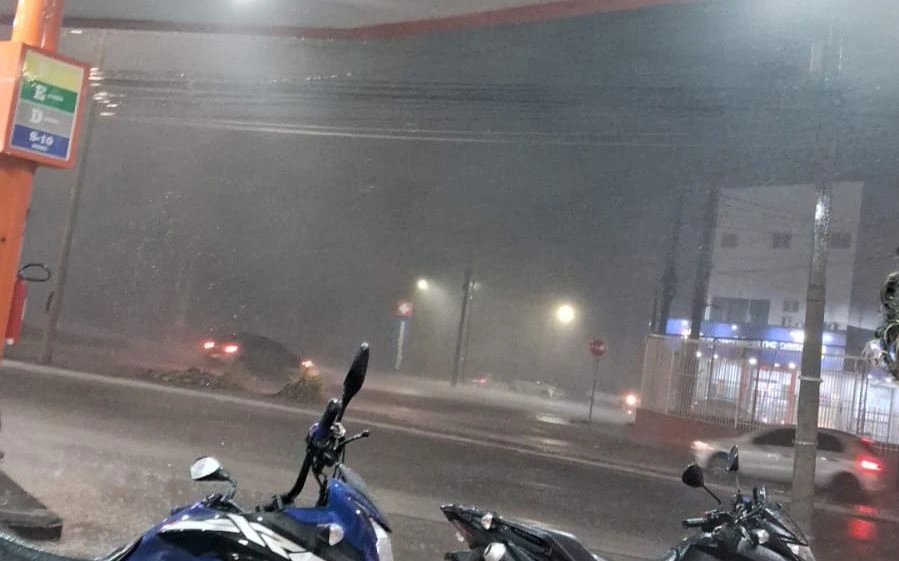 Chuva com ventos fortes causam destruição em Teresina