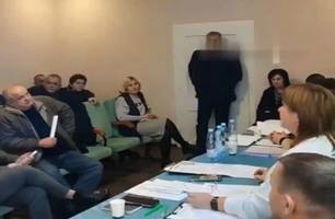 Deputado ucraniano atira granadas em reunião com porta fechada (Foto: Reprodução)
