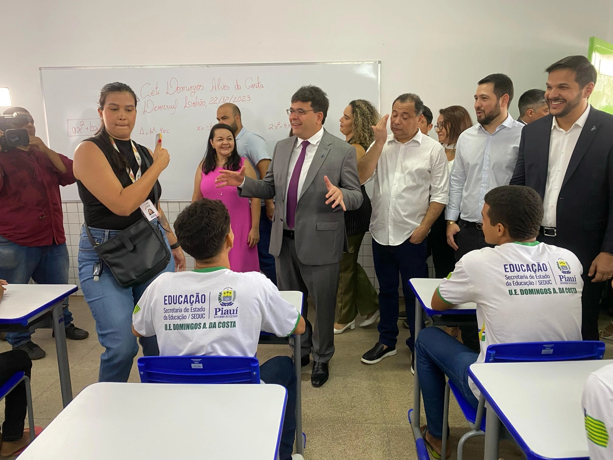Governador inaugura escola em Demerval Lobão
