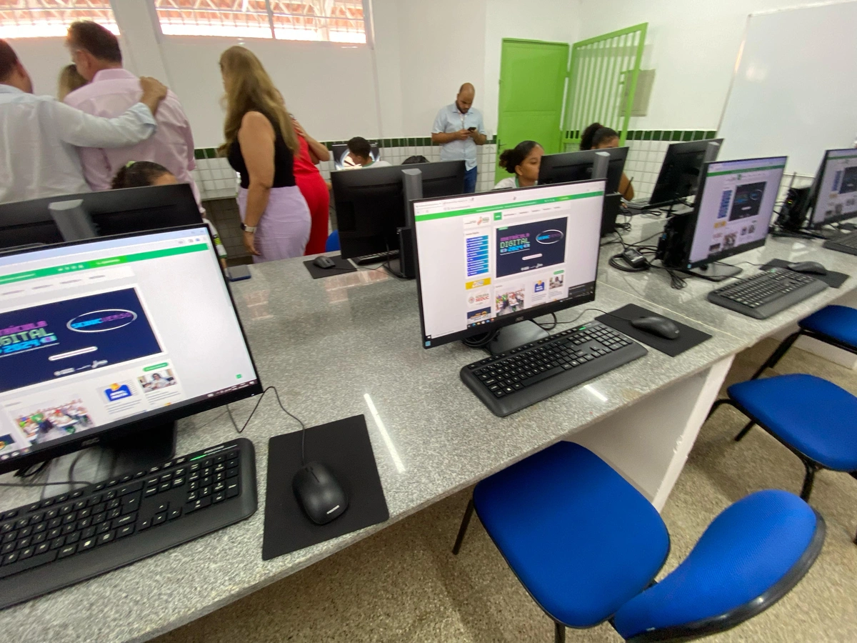 Governador inaugura escola em Demerval Lobão