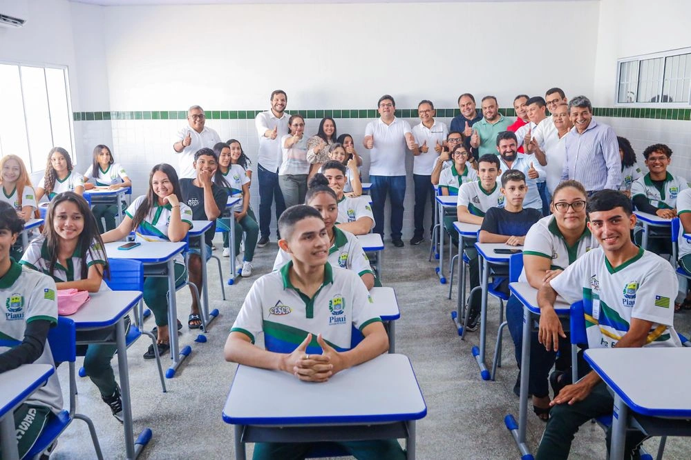 Governador inaugura escolas em Parnaíba e Luís Correia e visita obras da Escola do Mar
