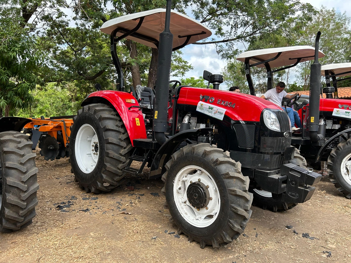 Governo entrega equipamentos agrícolas para 22 municípios do Piauí