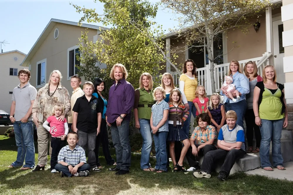 Kody Brown com suas quatro esposas e 18 filhos
