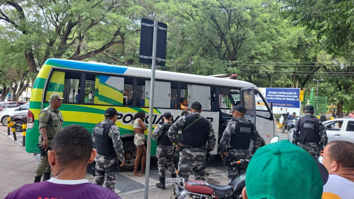 Lanceiros são presos e colocados em van após ‘tocarem o terror’ em Teresina
