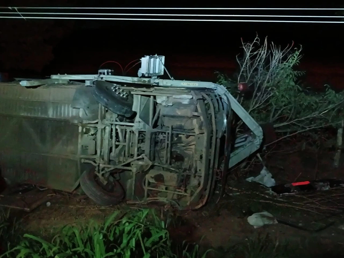 Ônibus clandestino tomba e passageiros ficam feridos na BR-135 em Bom Jesus