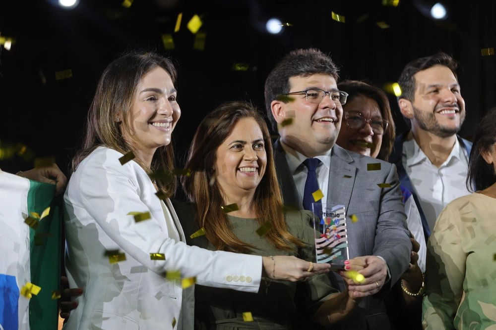 Rafael Fonteles premia escolas com as melhores práticas de alfabetização do Piauí