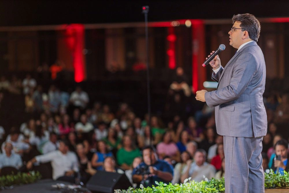 Rafael Fonteles premia escolas com as melhores práticas de alfabetização do Piauí