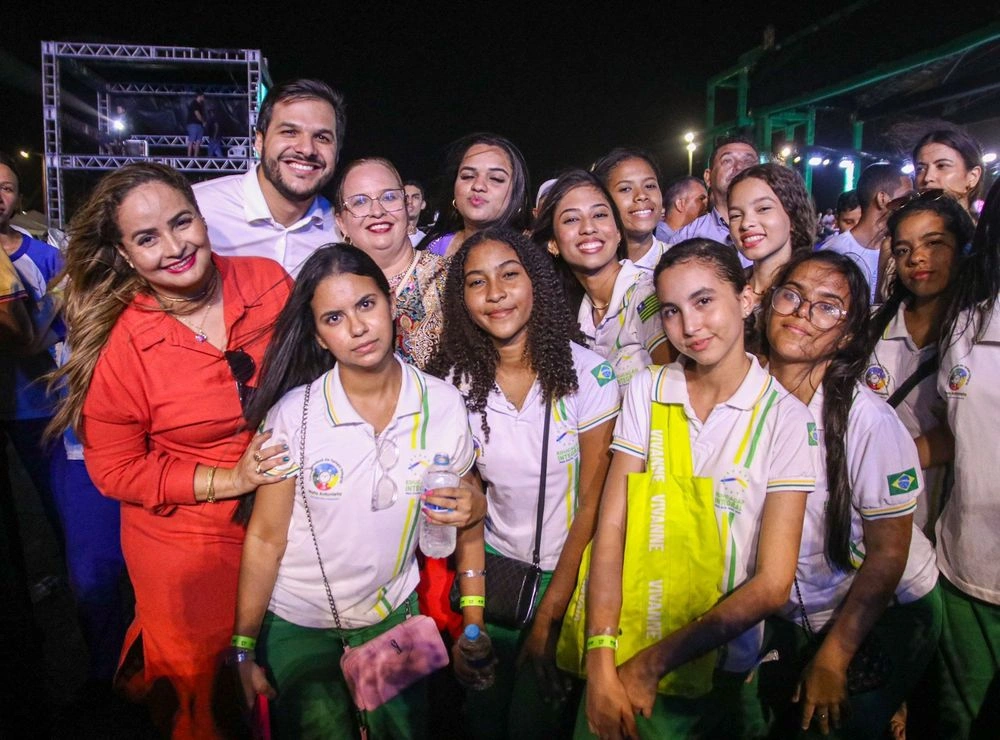 Secretário Washington Bandeira e alunos da rede estadual de ensino