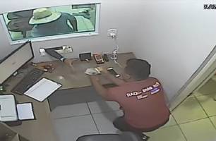 Vídeo mostra homem assaltando cerca de R$ 15 mil de centro médico de Timon (Foto: Reprodução)