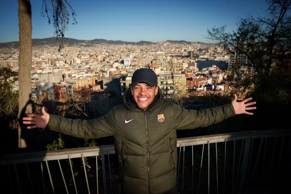 Vitor Roque chega em Barcelona